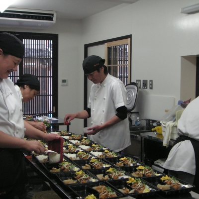 浅川亭の厨房作業　特注弁当の盛り付け、ランチタイムは日替わりランチやべジランチも