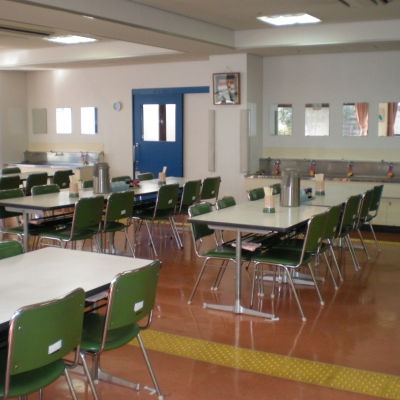 教育棟にある食堂です。通所利用者・宿舎利用者が利用されます。
